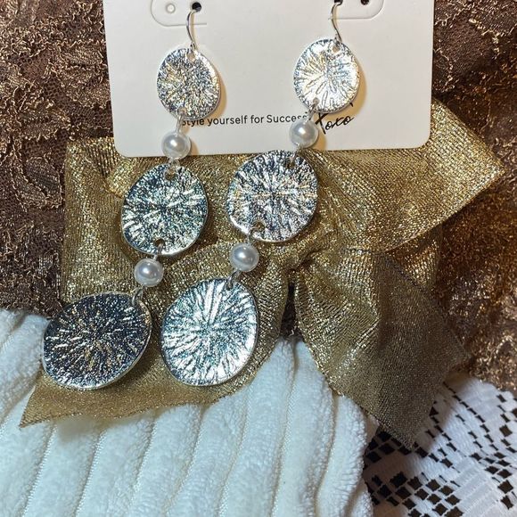 NWT BEACH PARTY WHITE SILVER POLISHED METAL MAREN EARRINGS WHITE GLASS PEARLS - Picture 4 of 10